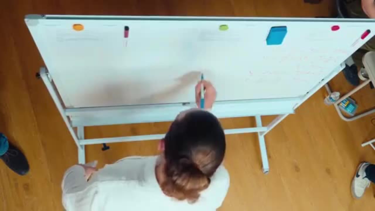 Des Équations aux Rires: Un Prof au Tableau!