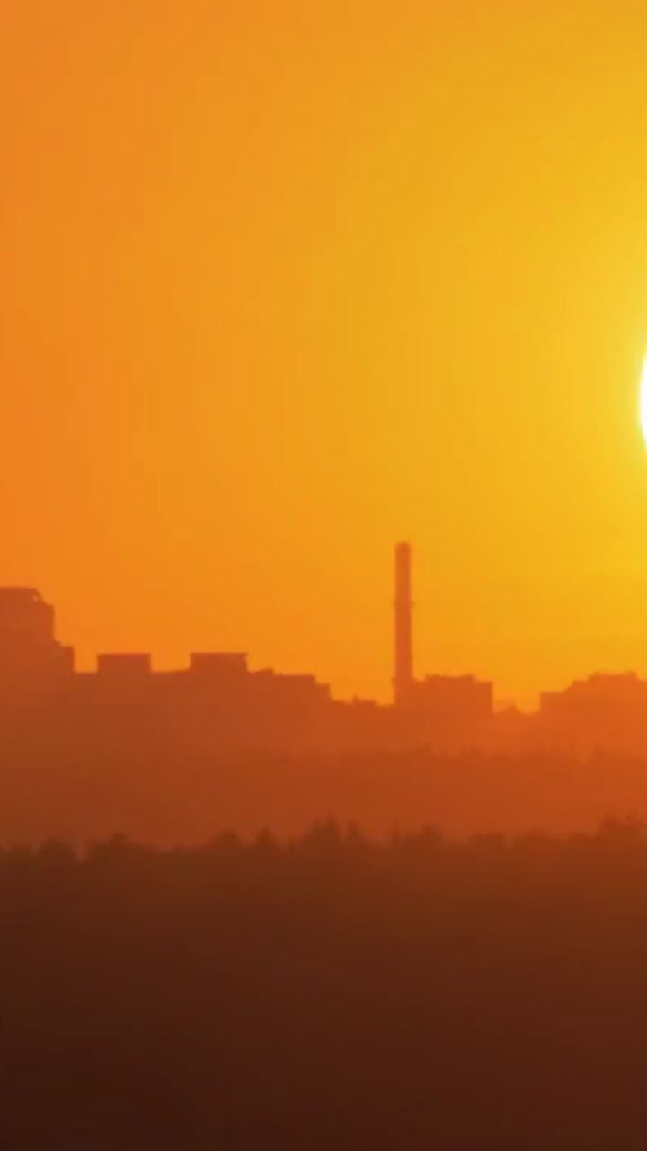 Captivating Golden Sunset: A Dreamy Skyline Experience