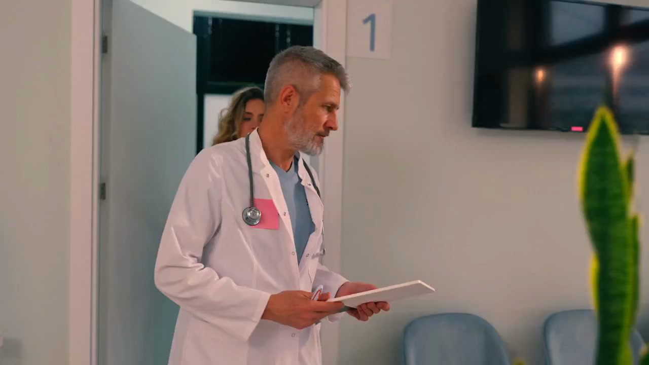 Chirurgie du genou après 80 ans : Risques et Bénéfices révélés !